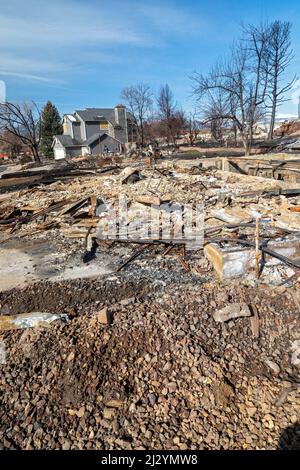 Louisville, Colorado - les vestiges après le Marshall Fire, le feu de forêt le plus destructeur du Colorado, qui a détruit 1 000 maisons en décembre 2021. Le fi Banque D'Images
