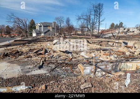 Louisville, Colorado - les vestiges après le Marshall Fire, le feu de forêt le plus destructeur du Colorado, qui a détruit 1 000 maisons en décembre 2021. Le fi Banque D'Images