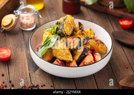 Salade d'aubergines croustillantes au piment doux Banque D'Images