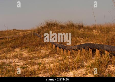 Une clôture basse longe une dune de sable à Pensacola Beach, en Floride. Banque D'Images