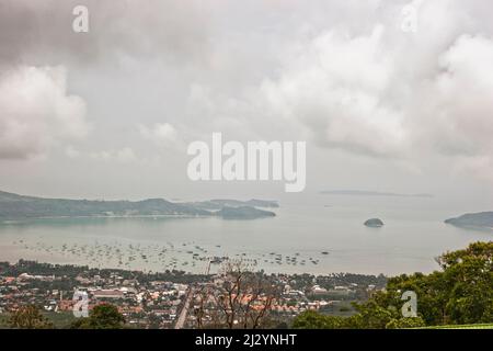 Vue depuis le site du Grand Bouddha à Nakkerd Hill, Phuket, Thaïlande, vers la baie d'Ao Chalong. Banque D'Images