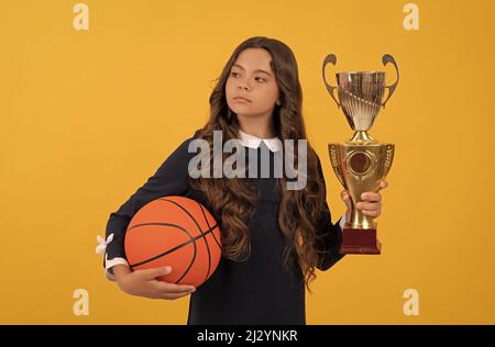 célébrez la victoire. gagner le jeu. prix de réalisation sportive. jeune fille avec ballon de basket-ball Banque D'Images