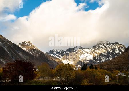 Vue sur les formations de montagne à Urke dans le Hjoerundfjord, Moere et Romsdal, Hurtigrute, Norvège, Europe, Banque D'Images