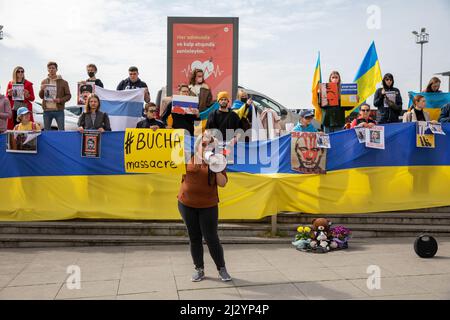 4 avril 2022 : le 40th jour de l'intervention de la Russie en Ukraine, les manifestations des Ukrainiens vivant à Istanbul se sont poursuivies. Les manifestants, portant des banderoles et des drapeaux ukrainiens, se sont rassemblés près de la rue Istiklal et ont notamment condamné et maudit le massacre perpétré par la Russie à Bucha, près du consulat général de Russie à Istanbul, en Turquie, le 4 avril 2022. Les manifestants ont exigé la fin de la guerre. (Image de crédit : © Tolga Ildun/ZUMA Press Wire) Banque D'Images