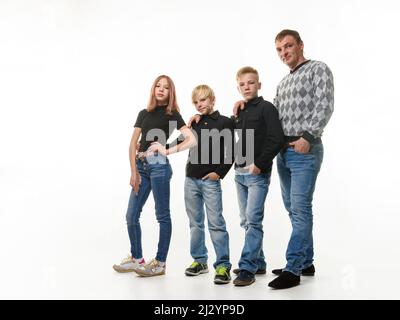 Papa, deux fils et fille dans des vêtements décontractés aux couleurs sombres, portrait pleine longueur, fond blanc Banque D'Images