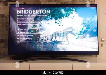 KONSKIE, POLOGNE - 02 avril 2022: La plate-forme Netflix sur écran de télévision affichant la série Bridgerton Banque D'Images