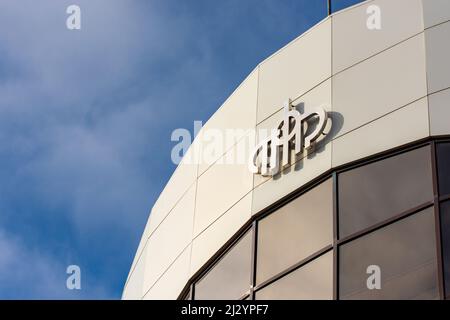 Anapa, Russie - 6 novembre 2021 : le logo de la Caisse de retraite de la Fédération de Russie sur la façade du bâtiment, en arrière-plan il y a un b Banque D'Images