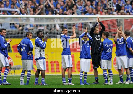 Gelsenkirchen, Allemagne, 1,5.2010, football: Bundesliga allemande, saison 2009/10, matchday 33, Schalke 04 (S04, bleu) vs Werder Bremen (WBR, orange) 0:2 — Team Schalke remercie ses fans Banque D'Images