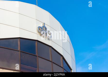 Anapa, Russie - 6 novembre 2021 : le logo de la Caisse de retraite de la Fédération de Russie sur la façade du bâtiment, en arrière-plan il y a un b Banque D'Images