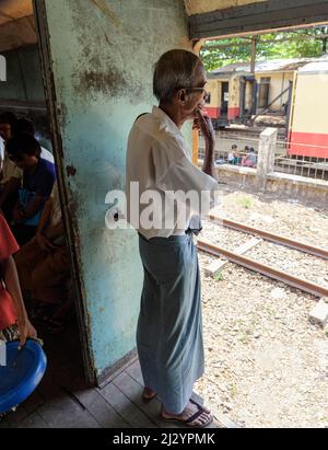 Passagers du Yangon Circular Railway à Yangon Myanmar (Birmanie) Banque D'Images