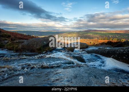 Vue inhabituelle de Wharfedale depuis le ruisseau, Backstone Beck, au-dessus d'Ilkley, West Yorkshire, Angleterre, ROYAUME-UNI Banque D'Images
