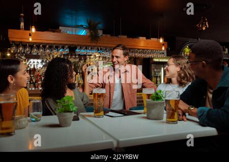 divers groupes d'amis pour le dîner Banque D'Images
