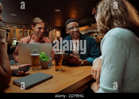 divers collègues parlent de travail pour prendre un verre Banque D'Images
