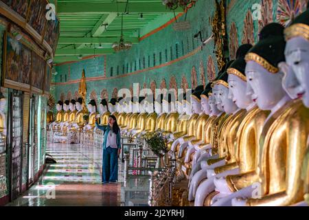 Une femme prend un selfie à la Pagode U min Thonze sur Sagaing Hill au Myanmar Banque D'Images