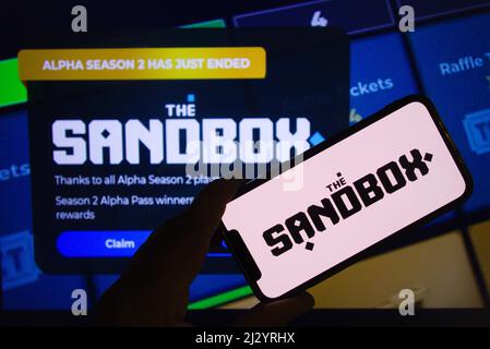 KONSKIE, POLOGNE - 02 avril 2022 : logo du jeu en ligne Sandbox nft affiché sur le téléphone portable Banque D'Images