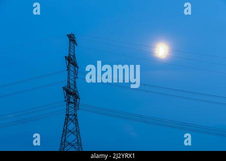 Pôle de puissance avec lune, sous-station Wolmirstedt, Saxe-Anhalt, Allemagne Banque D'Images