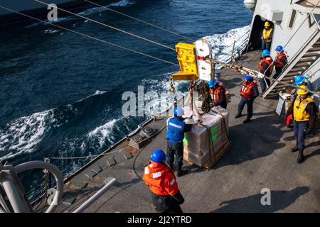 Mer du Nord. 22nd mars 2022. Les marins affectés au destroyer de missiles guidés de classe Arleigh Burke USS Forrest Sherman (DDG 98) effectuent un transfert de cargaison lors d'un réapprovisionnement en mer avec USNS Patuxent (T-AO-201), mars 22. Forrest Sherman est déployé sur le théâtre d'opérations européen et participe à une série d'activités maritimes à l'appui de la Sixième flotte américaine et des alliés de l'OTAN. Credit: U.S. Navy/ZUMA Press Wire Service/ZUMAPRESS.com/Alamy Live News Banque D'Images