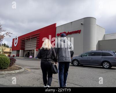 Lynnwood, WA États-Unis - vers mars 2022 : vue d'un homme et d'une femme qui entrent dans un magasin Target, avec une pharmacie CVS à l'intérieur. Banque D'Images