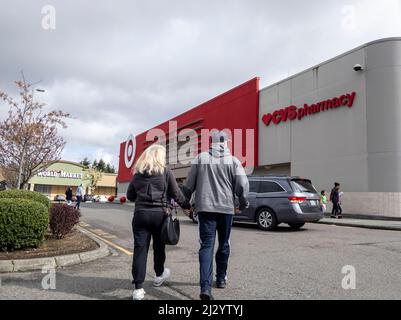 Lynnwood, WA États-Unis - vers mars 2022 : vue d'un homme et d'une femme qui entrent dans un magasin Target, avec une pharmacie CVS à l'intérieur. Banque D'Images