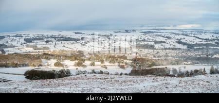 Manteau neigeux le village de Burley-in-Wharfedale le transformant en un pays merveilleux d'hiver, West Yorkshire, Angleterre, Royaume-Uni Banque D'Images
