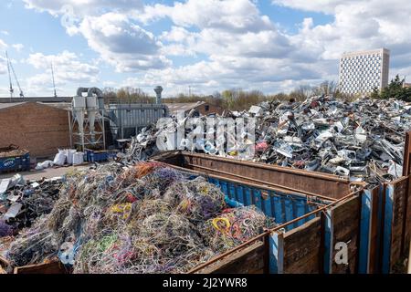Londres. ROYAUME-UNI- 04.03.2022. Une entreprise de raclage de métal avec une immense cour pleine de pièces de métal pour le recyclage. Banque D'Images