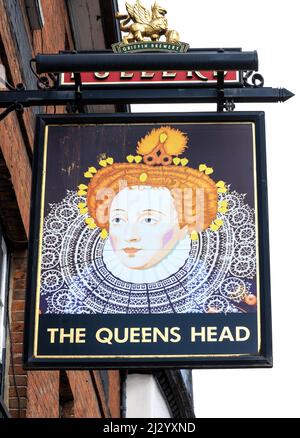 Panneau de pub suspendu traditionnel au Queens Head - une maison publique de Fuller - The Borough, Farnham, Surrey, Angleterre, Royaume-Uni. Banque D'Images