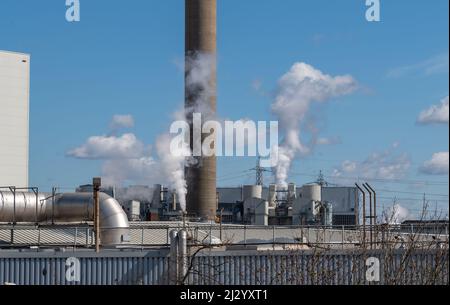 Fumée et pollution provenant de et de l'usine industrielle. Banque D'Images