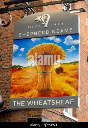 Panneau de pub traditionnel suspendu au Wheatsheaf - une maison publique Shepherd Neame - West Street, Farnham, Surrey, Angleterre, Royaume-Uni Banque D'Images