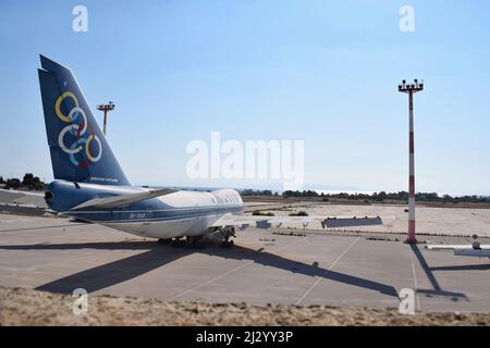 Aéroport international abandonné d'Ellinikon (ou Hellinikon) avec plusieurs avions anciens. Anciens avions d'Olympic Airways à Ellinikon, Grèce Banque D'Images