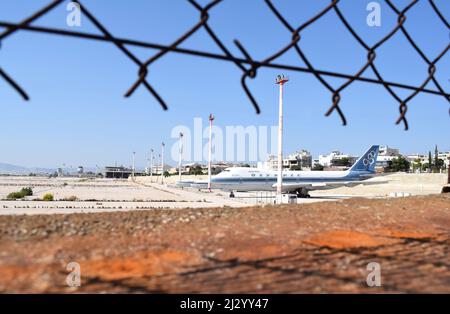 Aéroport international abandonné d'Ellinikon (ou Hellinikon) avec plusieurs avions anciens. Anciens avions d'Olympic Airways à Ellinikon, Grèce Banque D'Images