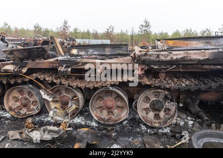 Bucha, Ukraine. 02nd avril 2022. Chars cassés et véhicules de combat des envahisseurs russes vus près du village de Dmitrievka. Crédit : SOPA Images Limited/Alamy Live News Banque D'Images