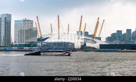 Londres. ROYAUME-UNI-03.30.2022. Vue extérieure de la O2 Arena, près de la Tamise à Greenwich, avec les dommages causés par la tempête récente encore visibles. Banque D'Images