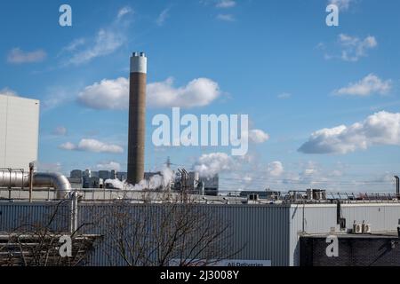 Londres. ROYAUME-UNI- 04.03.2022. Fumée et pollution provenant de l'usine d'incinération des déchets solides d'Edmonton. Banque D'Images