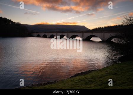 Bamford Edge, Ladybower Reservoir et ses environs dans Peak District UK, Photographie de paysage Banque D'Images