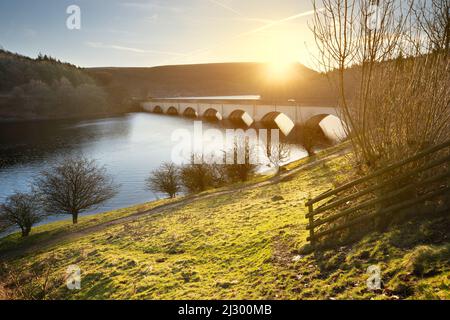 Bamford Edge, Ladybower Reservoir et ses environs dans Peak District UK, Photographie de paysage Banque D'Images