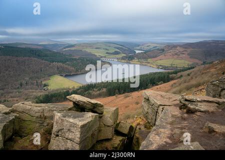 Bamford Edge, Ladybower Reservoir et ses environs dans Peak District UK, Photographie de paysage Banque D'Images