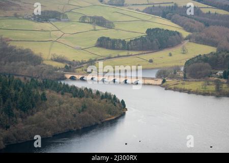 Bamford Edge, Ladybower Reservoir et ses environs dans Peak District UK, Photographie de paysage Banque D'Images