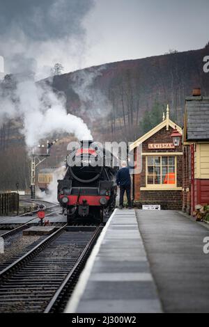 Santa Special train, Moorlander, train à vapeur sur un chemin de Pickering à Grosmont en passant par la station Levisham dans North York Moors UK Banque D'Images