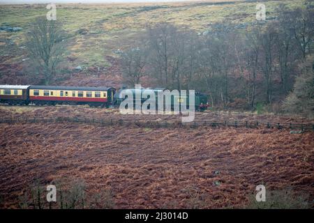 Santa Special train, Moorlander, train à vapeur sur un chemin de Pickering à Grosmont en passant par la station Levisham dans North York Moors UK Banque D'Images