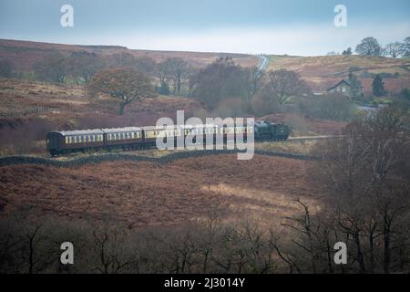 Santa Special train, Moorlander, train à vapeur sur un chemin de Pickering à Grosmont en passant par la station Levisham dans North York Moors UK Banque D'Images