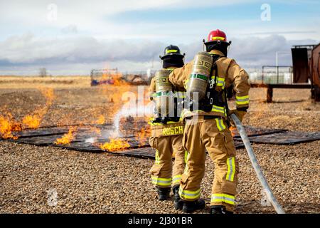 Base aérienne de Cannon, Nouveau-Mexique, États-Unis. 30th mars 2022. Airman Amanda Rusch, principal de la Force aérienne des États-Unis, et Sgt. William Massey, 27th pompiers de l'escadron du génie civil des opérations spéciales, a incendié pendant l'entraînement de brûlage en direct à la base aérienne de Cannon, au Nouveau-Mexique, le 30 mars 2022. Deux fois par an, les pompiers de canons participent à une formation spécialisée visant à réagir aux incidents liés aux aéronefs. Credit: US Air Force/ZUMA Press Wire Service/ZUMAPRESS.com/Alamy Live News Banque D'Images