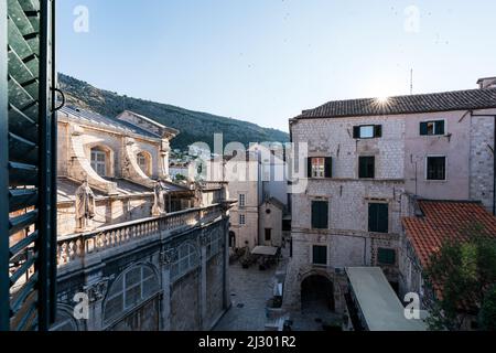 Vue tôt le matin de la vieille ville vide de Dubrovnik, Dalmatie, Croatie. Banque D'Images
