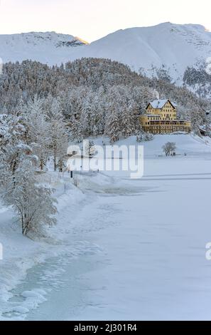 Hotel Waldhaus am See dans un paysage d'hiver sur le lac St.Moritz, St.Moritz, Graubuenden, Suisse Banque D'Images