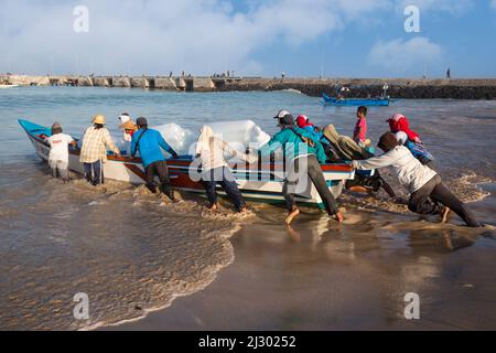 Jimbaran, Bali, Indonésie. Le lancement de bateau transportant de la glace sur les bateaux de pêche au large. Banque D'Images