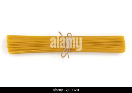 bouquet de spaghetti italiens non cuits isolés sur fond blanc, gros plan Banque D'Images