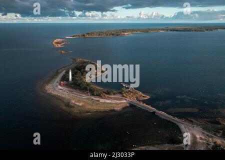 Küste und Leuchtturm Lange Erik im Norden der Insel Öland im Osten von Schweden von oben BEI sonne Banque D'Images