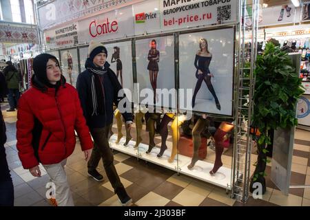 Moscou, Russie. 3rd avril 2022. Visiteurs de la boutique de vêtements bélarussienne sur le territoire du Centre d'exposition et de commerce de la République du Bélarus (Pavillon No.18) sur le VDNKh à Moscou, Russie Banque D'Images