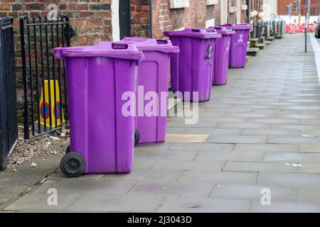 Purple Wheelie Bins sur une rue Liverpool Banque D'Images