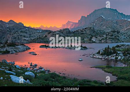 Fremont Peak au-dessus du lac Island, Wind River Range, Wyoming Banque D'Images