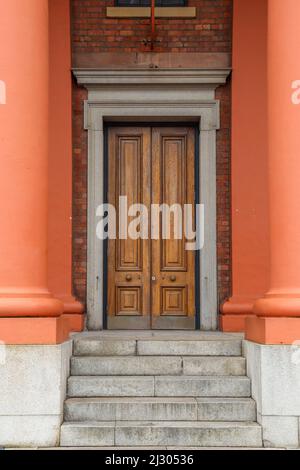 Grande porte en bois sur l'ancien Granada Studios, Albert Dock Banque D'Images